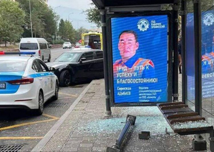 В Алматы автомобиль врезался в остановку: пострадала девушка