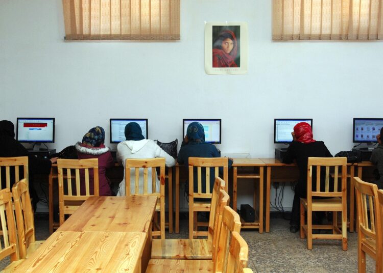 Талибы запретили книги женщин и курсы по правам человека в университетах