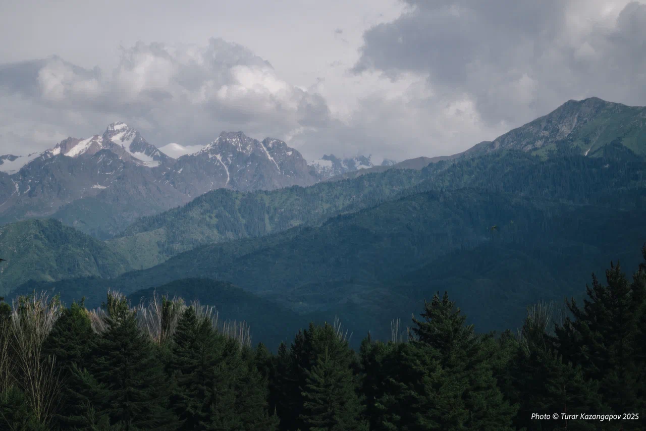 Белые вершины на фоне дождливого города: в Алматы выпал первый снег