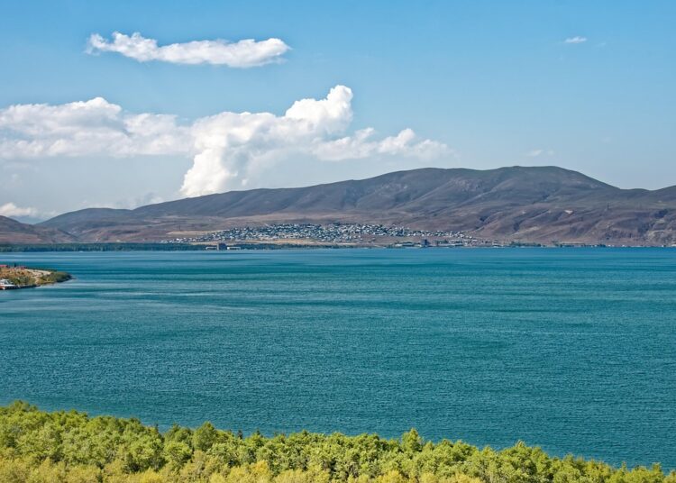 Казахстанцы смогут ездить в Армению по удостоверению личности