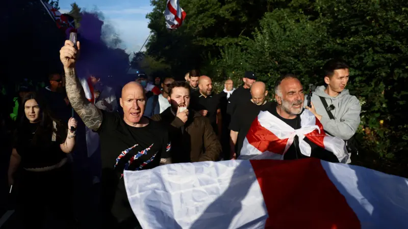 Английский флаг расколол Британию: символ патриотизма стал знаком спора о миграции и расизме