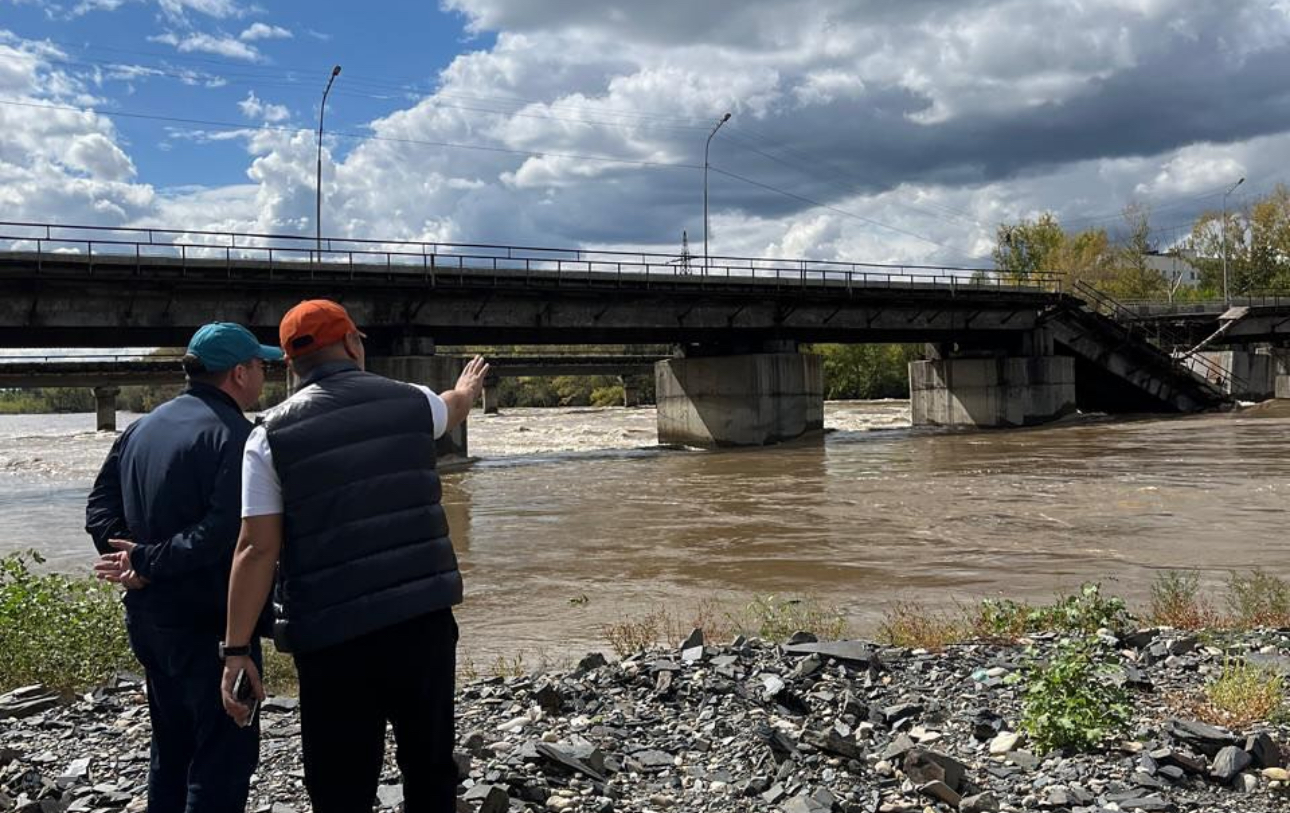 В Усть-Каменогорске обрушился мост, отремонтированный за 600 миллионов тенге