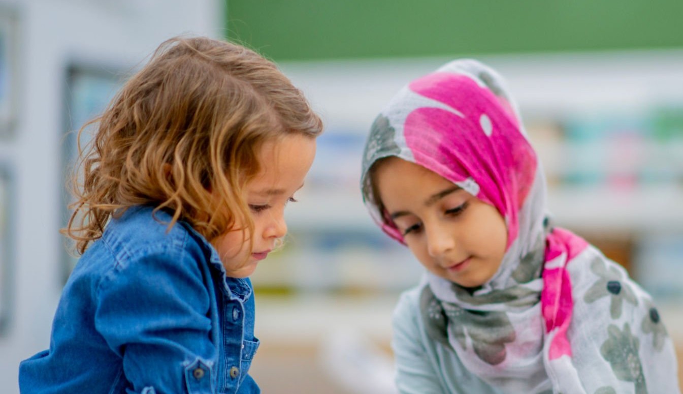 Скандал вокруг видео с ученицами в хиджабах прокомментировали в Минпросвещения