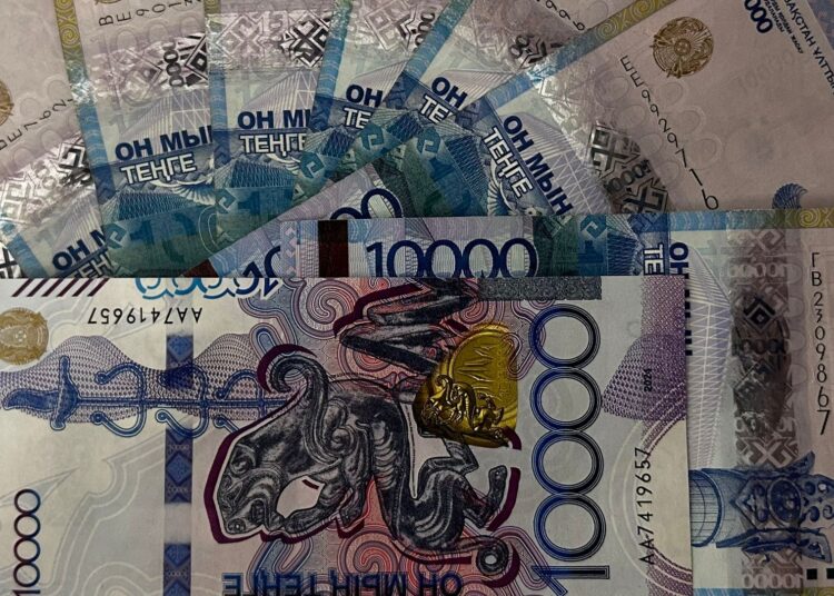 Зарплаты выросли, но казахстанцы лучше жить не стали