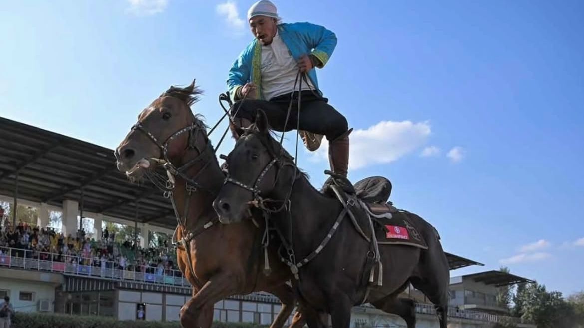 Казахстанский наездник попал в Книгу рекордов, проскакав на двух лошадях одновременно