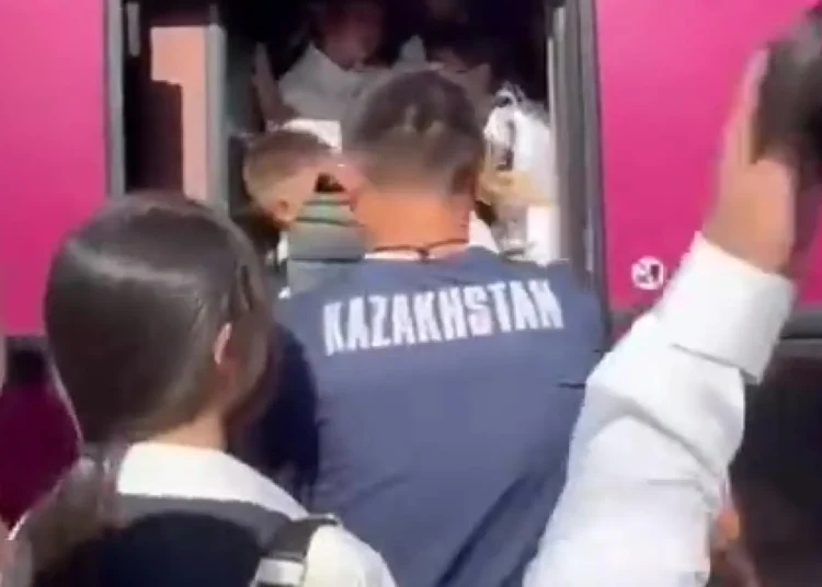 Школьники под Алматы борются за место в переполненных автобусах