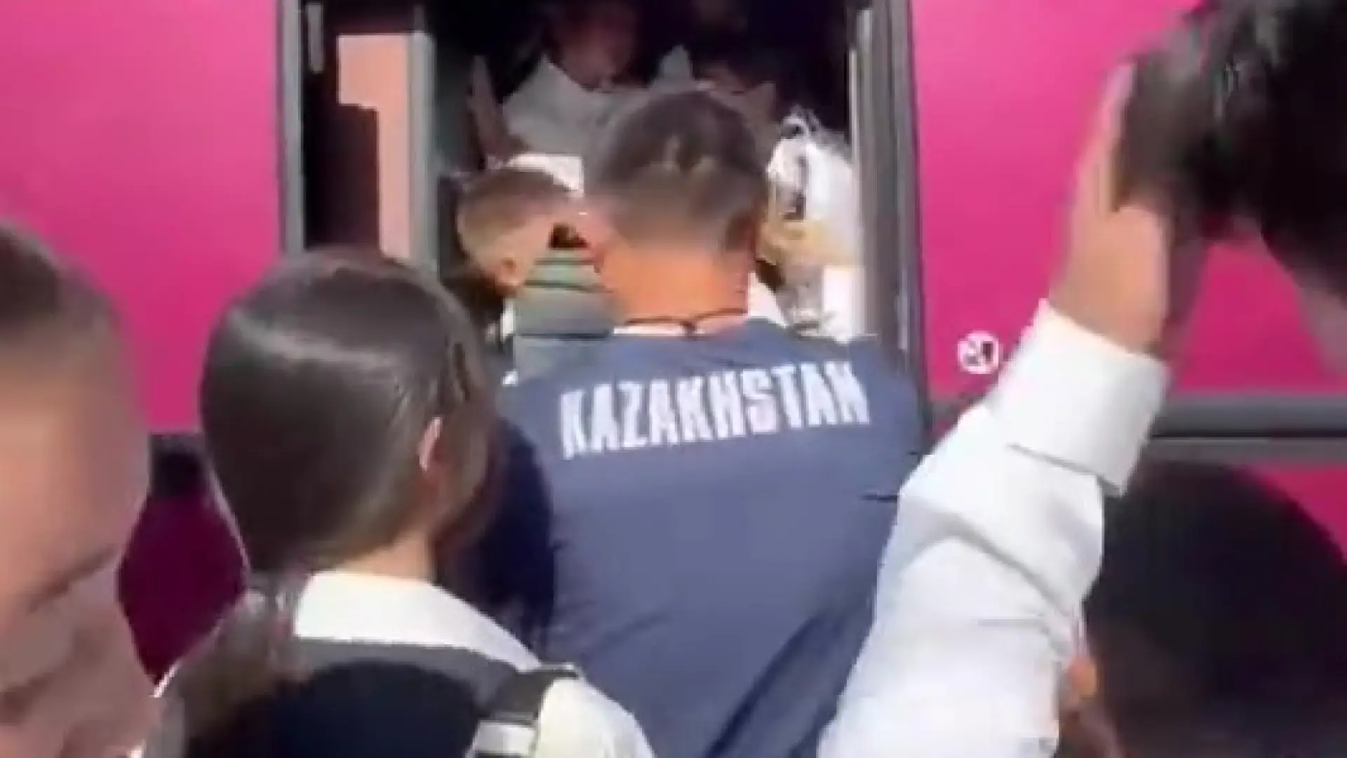 Школьники под Алматы борются за место в переполненных автобусах