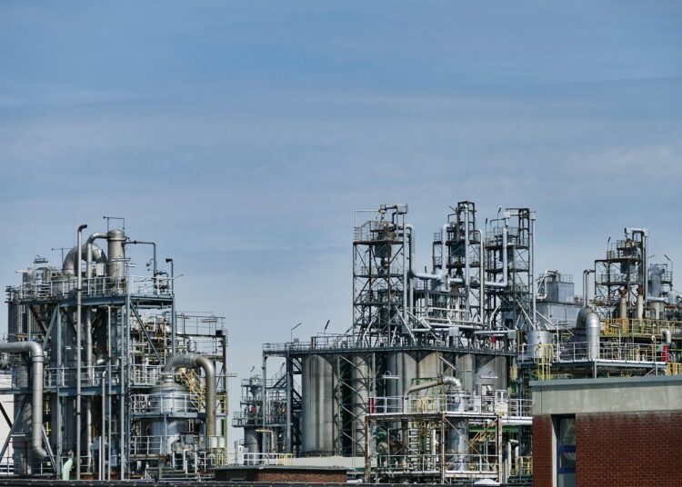 Нефть подешевела, тенге ослаб: инвесторы готовятся к решению ОПЕК+