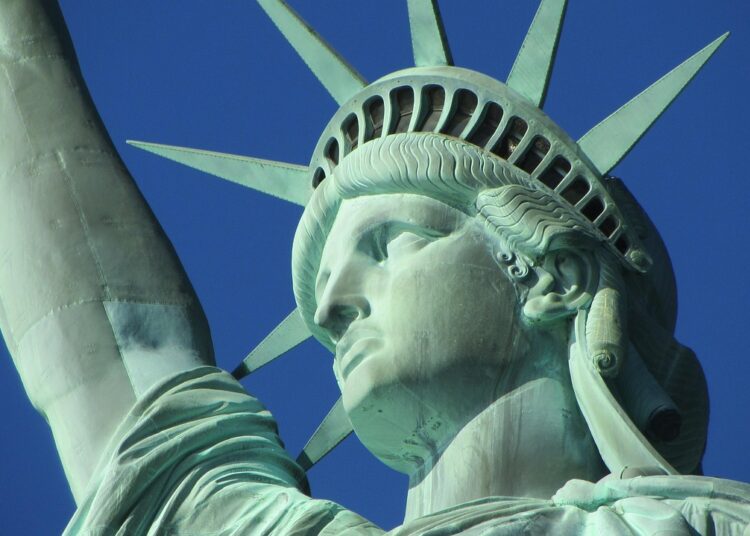 США ограничили выдачу туристических виз: россиянам придётся ехать в Астану или Варшаву