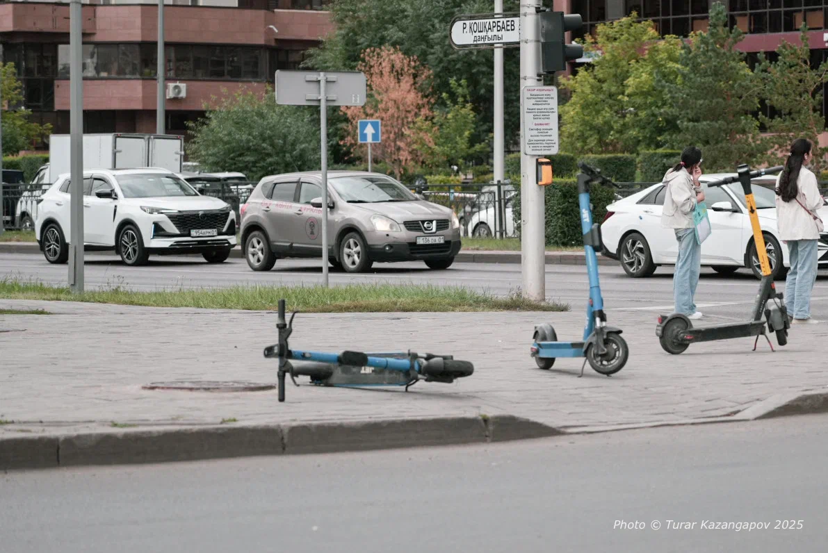В Усть-Каменогорске на пешеходном переходе сбили подростка на самокате
