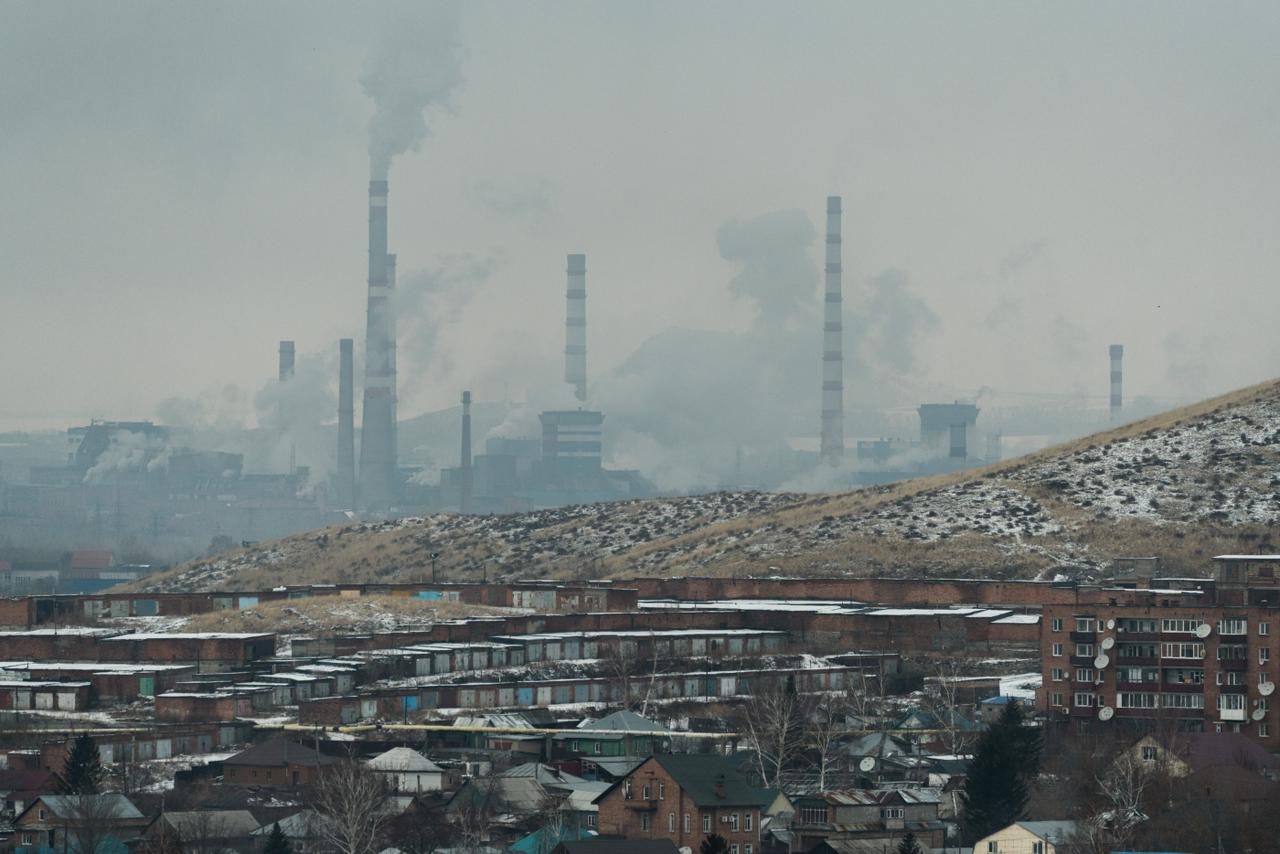 Школьников Усть-Каменогорска перевели на дистанционку из-за токсичного смога