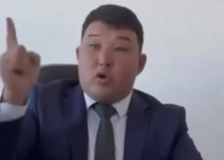 Акима в Восточном Казахстане оштрафовали за нецензурную брань перед сельчанами