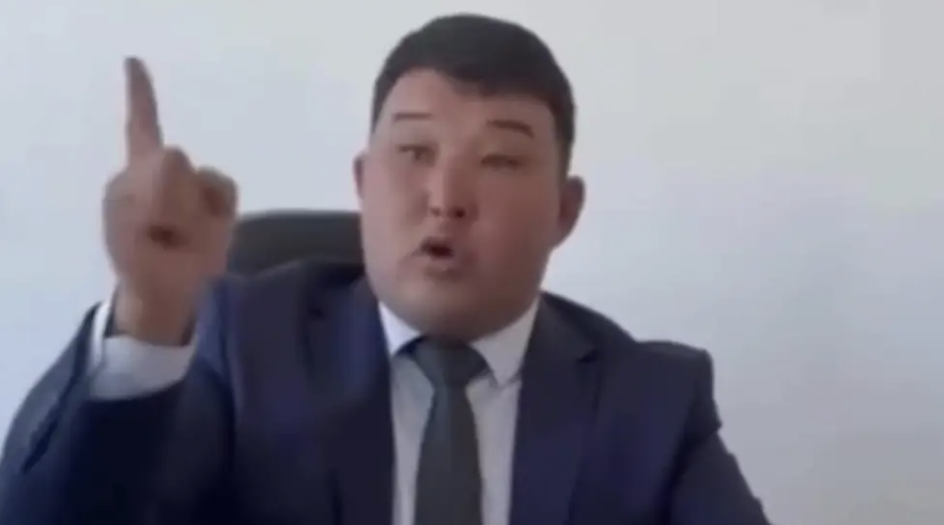 Акима в Восточном Казахстане оштрафовали за нецензурную брань перед сельчанами