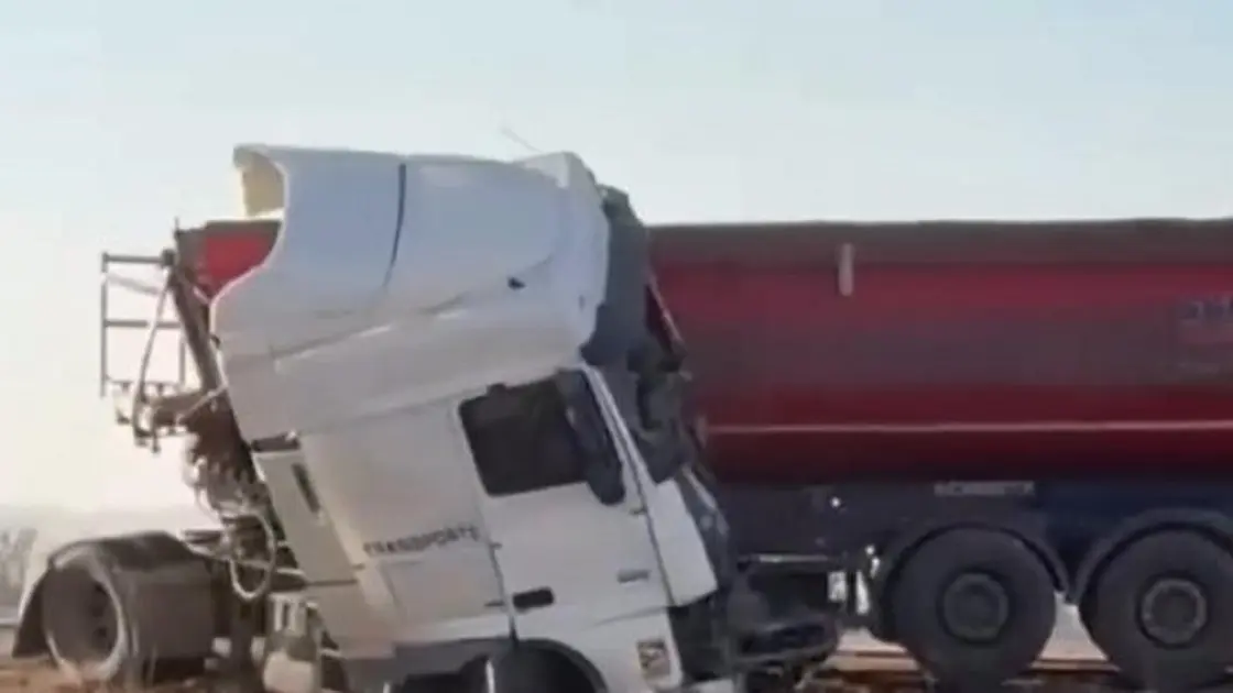 Лобовое столкновение под Актобе: 12 человек погибли на трассе