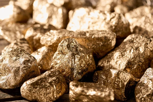 Казахстан скупает золото, пока весь мир тормозит: зачем Нацбанк идёт против тренда