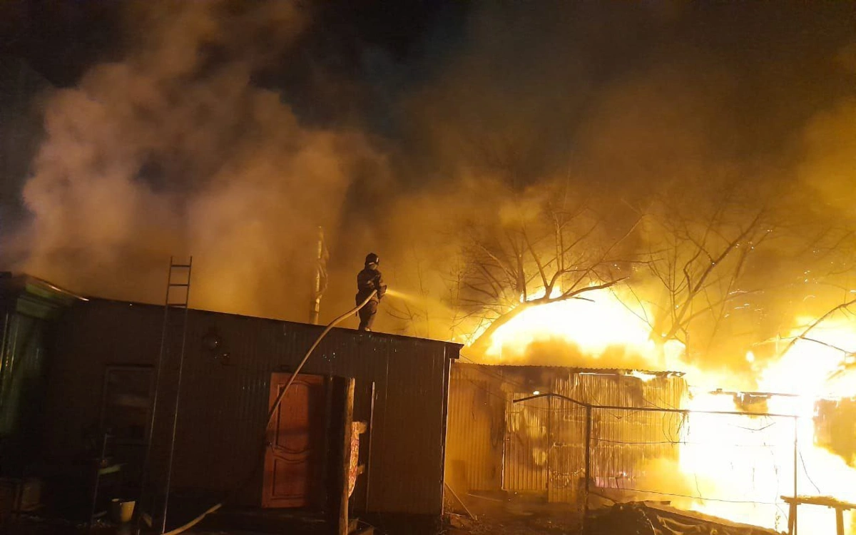 В Семее ночью сгорели три дома в частном секторе