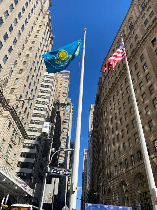 Флаг Казахстана подняли на Уолл-стрит: Нью-Йорк объявил День наследия Казахстана