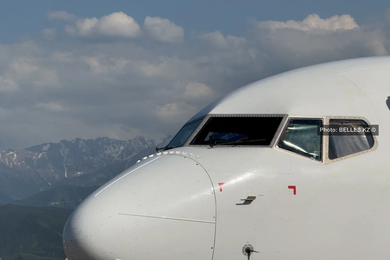 В аэропорту Алматы топливозаправщик задел самолёт Lufthansa