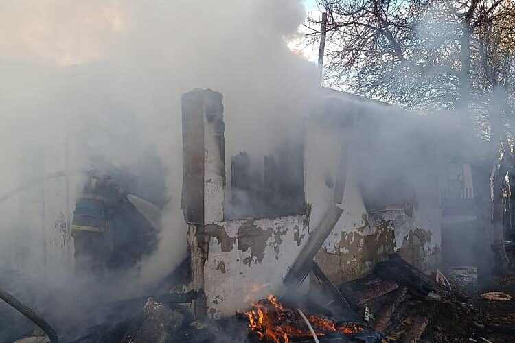 Отец и сын спасли из пожара троих детей в Акмолинской области