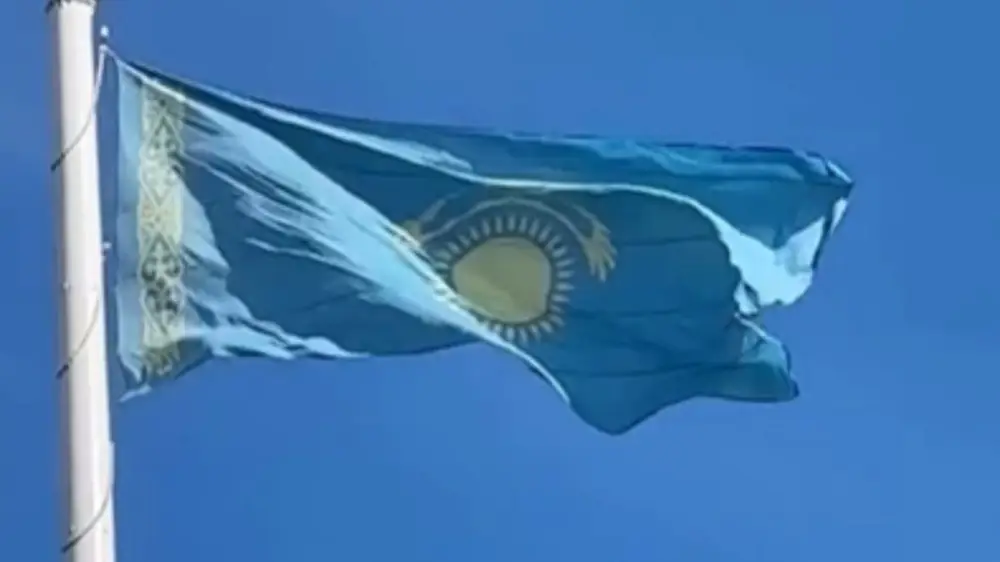 В Атырау перевернули флаг Казахстана: виновного оштрафовали на 184 тысячи тенге