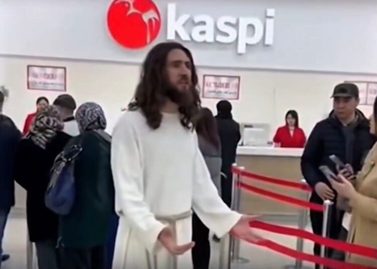 Банк заблокировал счёт казахстанца после шутливого видео в TikTok