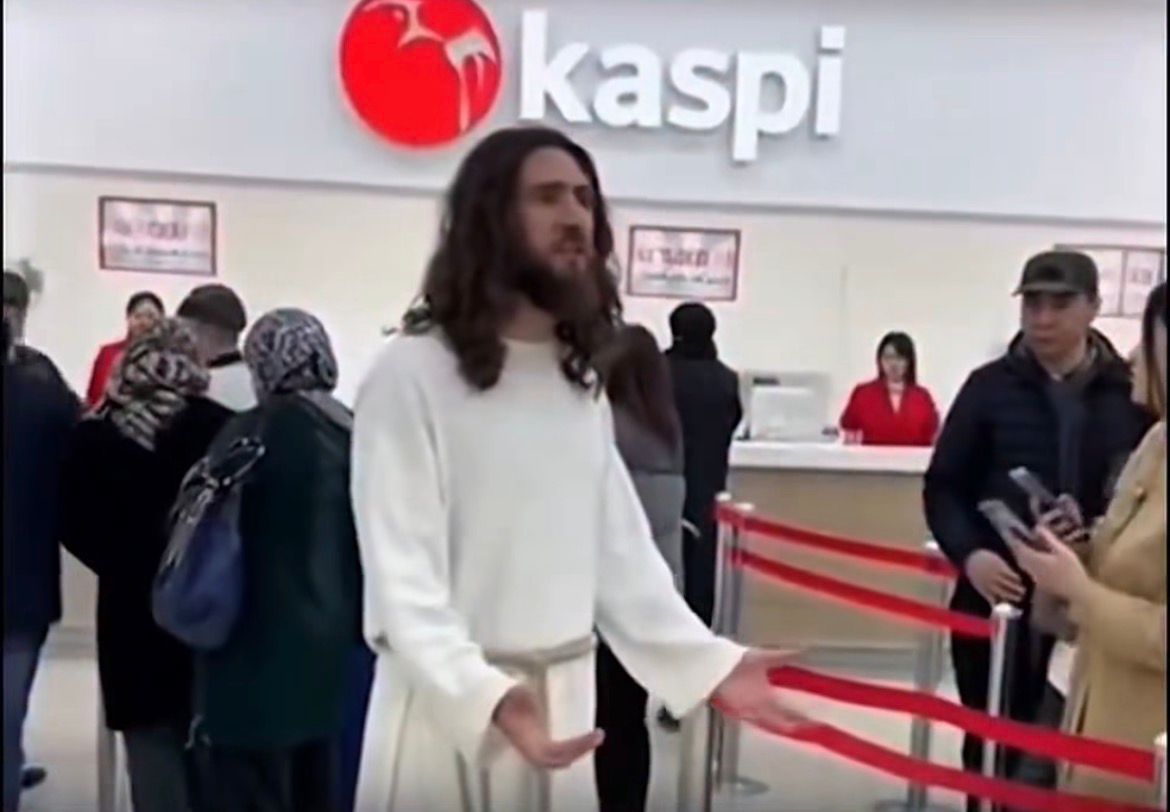 Банк заблокировал счёт казахстанца после шутливого видео в TikTok