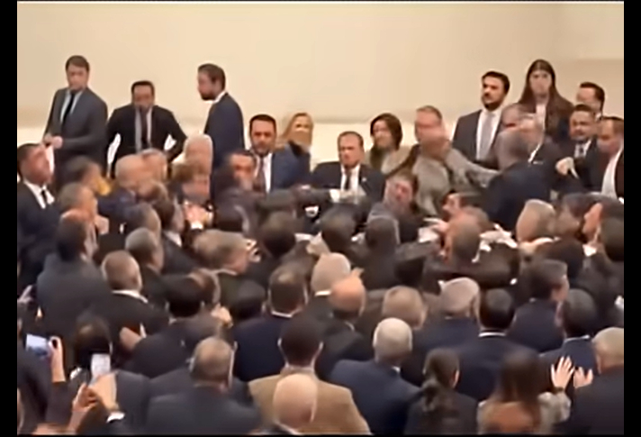 Депутаты подрались в парламенте Турции из-за бюджета