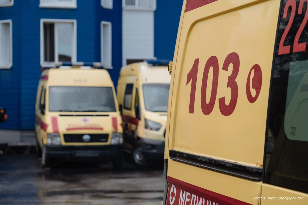 Автомобиль въехал в поезд под Карагандой: пять человек в больнице