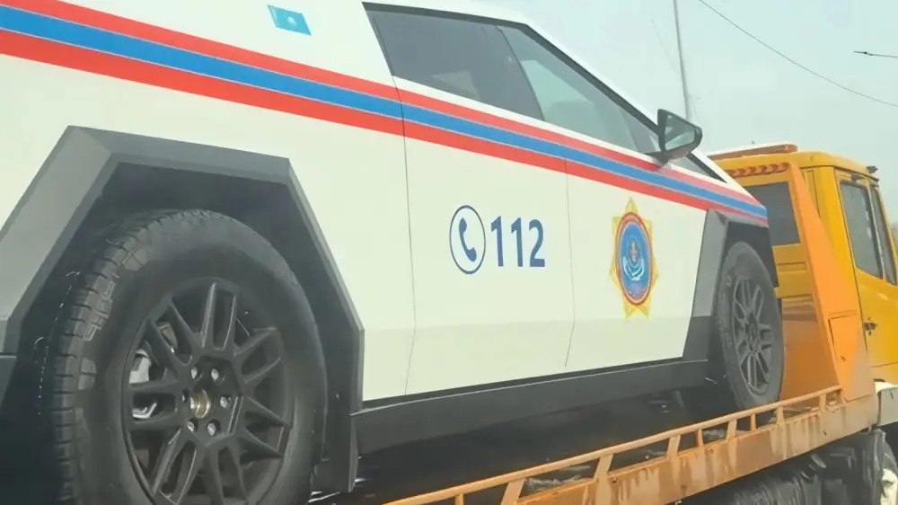 Tesla Cybertruck с символикой МЧС заметили в Алматы