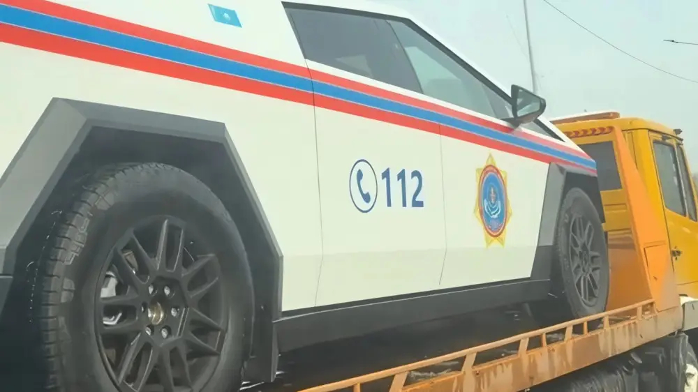 Tesla Cybertruck с символикой МЧС заметили в Алматы