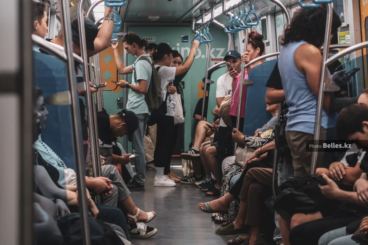 Метро в Алматы остановилось из-за запаха гари в вагонах