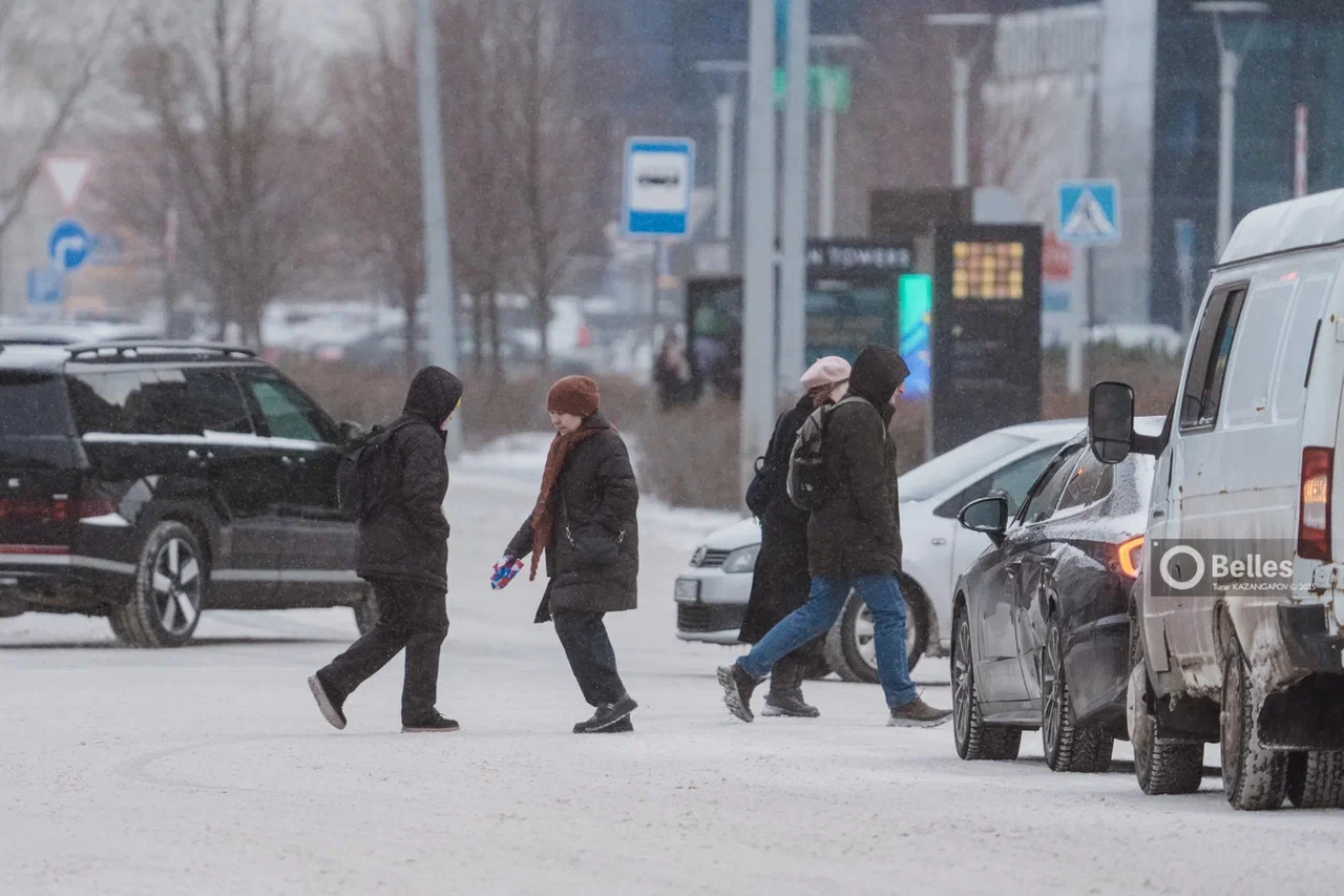 Штормовое предупреждение объявили по всей стране в Казахстане