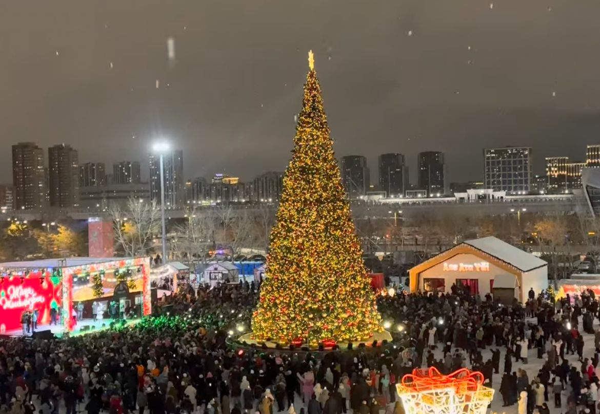 В Астане зажгли 25-метровую новогоднюю елку у «Астана Арены»