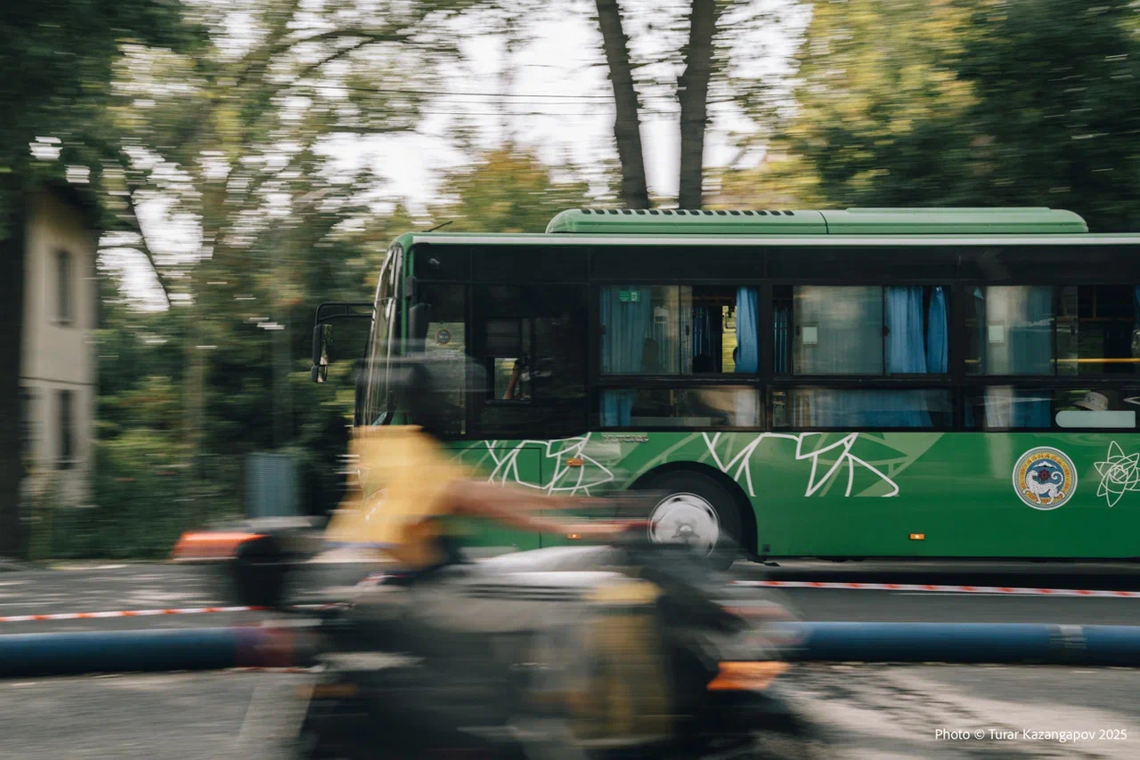 Алматинка выпала из автобуса и получила тяжёлую травму