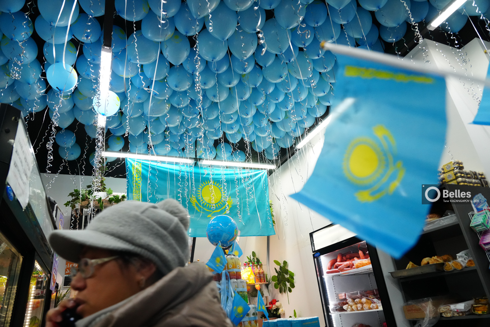 4000 шаров и 1000 флагов: магазин в Астане удивил всех ко Дню независимости