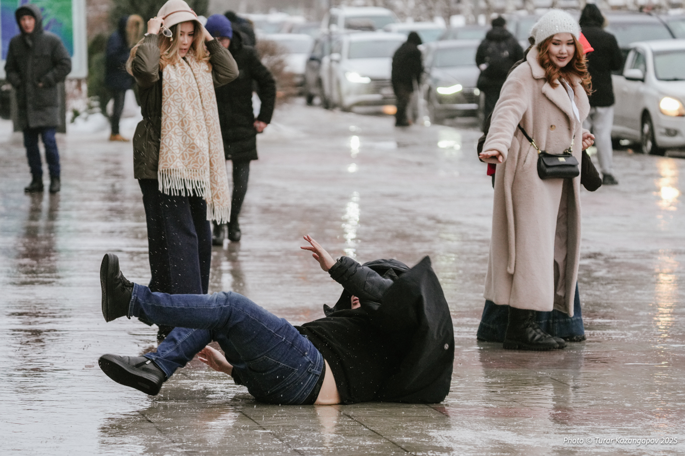 Скользкий день столицы: гололёд обернулся травмами и авариями в Астане