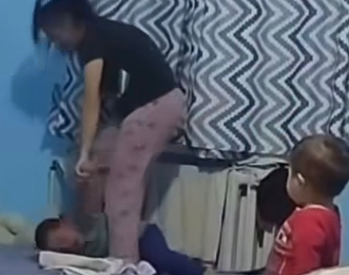 Видео из Нуркента привело к аресту матери, избивавшей четырёхлетнего сына