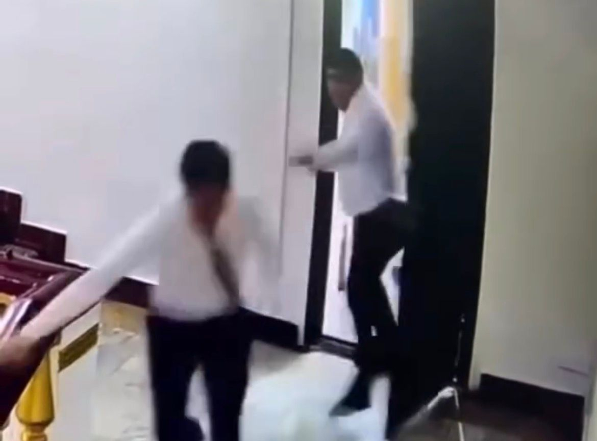 Появилось видео драки Серика Сапиева со своим заместителем