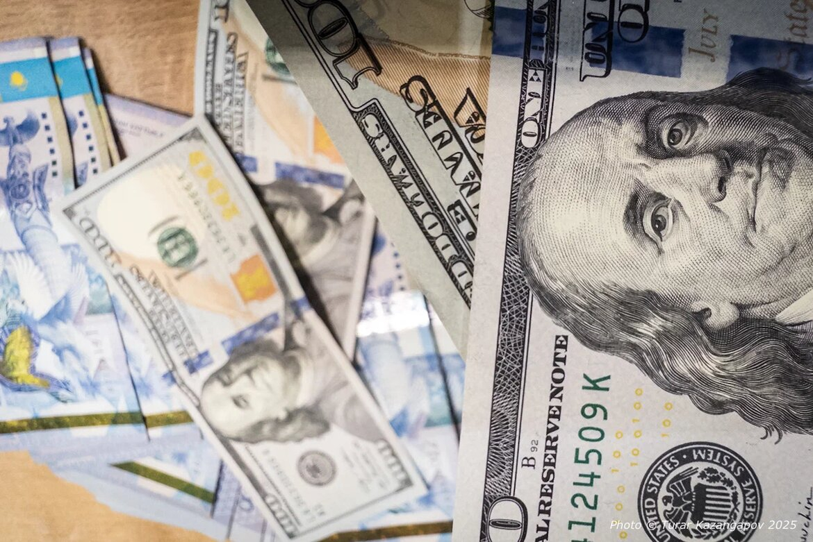 Слухи о резкой девальвации тенге прокомментировали в Нацбанке