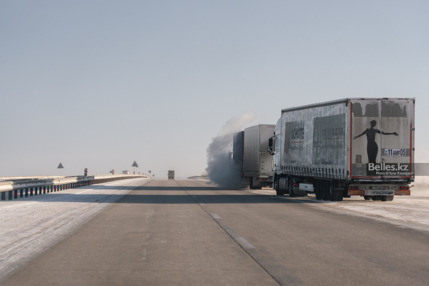 Выезд на встречную полосу на трассе Атырау — Уральск обернулся пожаром и гибелью женщины