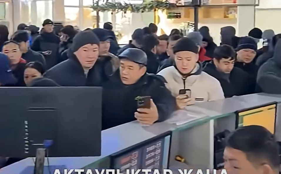 Очереди на улице: ажиотаж в спецЦОНе Актау попал на видео