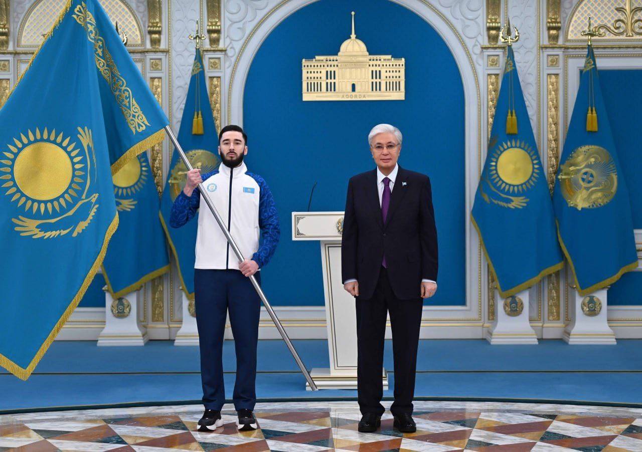 Токаев вручил флаг олимпийской и паралимпийской сборным Казахстана перед Играми в Италии