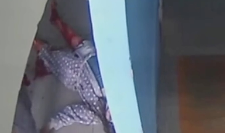 Жуткое видео: женщину едва не зарезали, а мужчину убили в Экибастузе