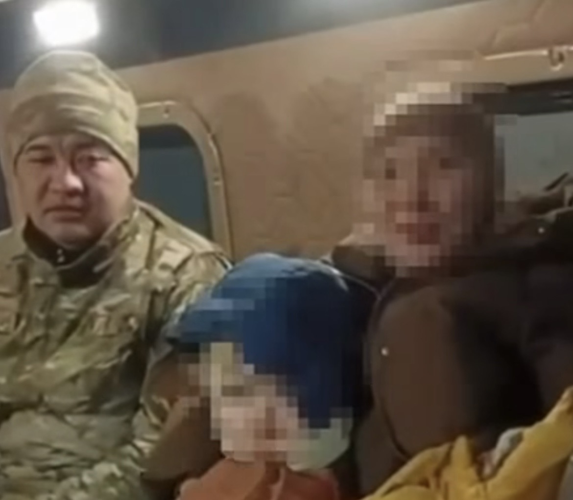 Снежная ловушка под Карагандой: десятки людей спасли с трассы в Осакаровском районе