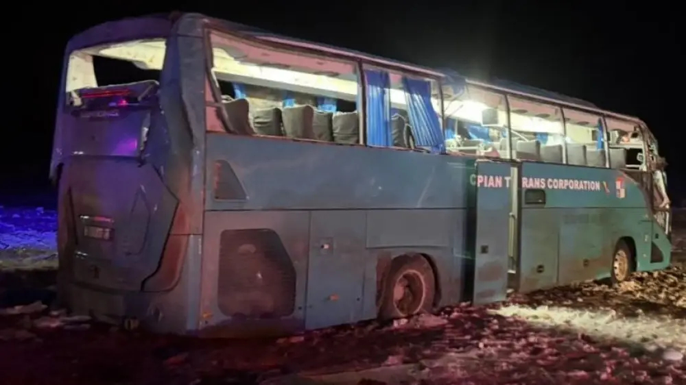 Пассажирский автобус с 50 людьми перевернулся в Мангистау, есть погибшие