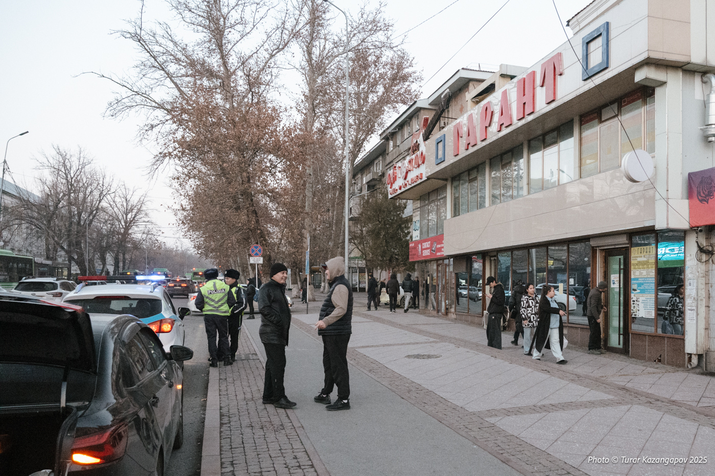 Стихийная торговля и опасные переходы. Что выявил рейд полиции в Шымкенте