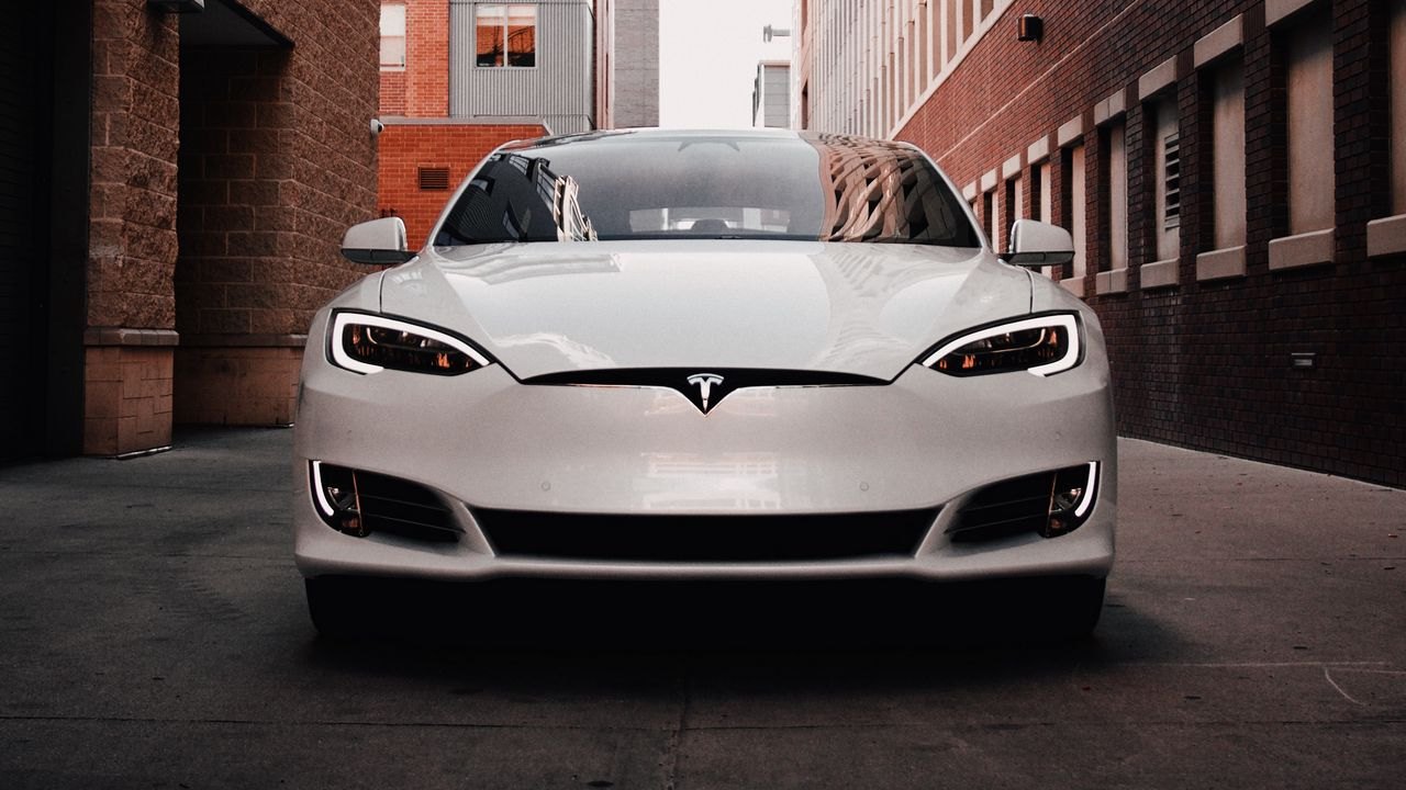 Tesla больше не лидер рынка электромобилей: её обошёл «китаец»