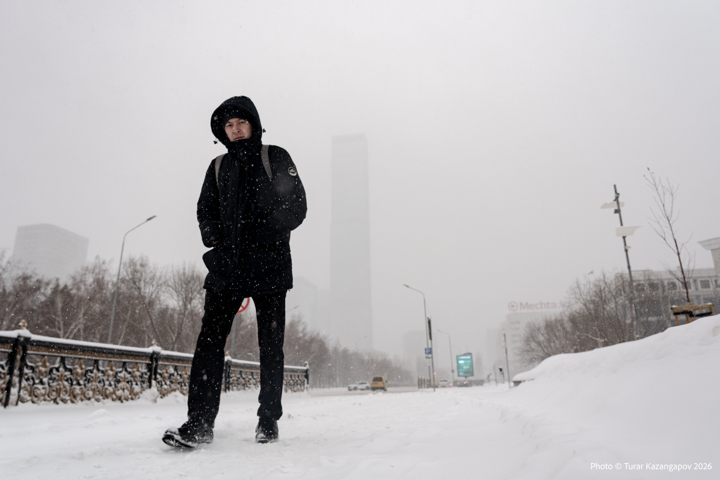 Зима напомнила о себе: снегопад, пробки и метель в Астане