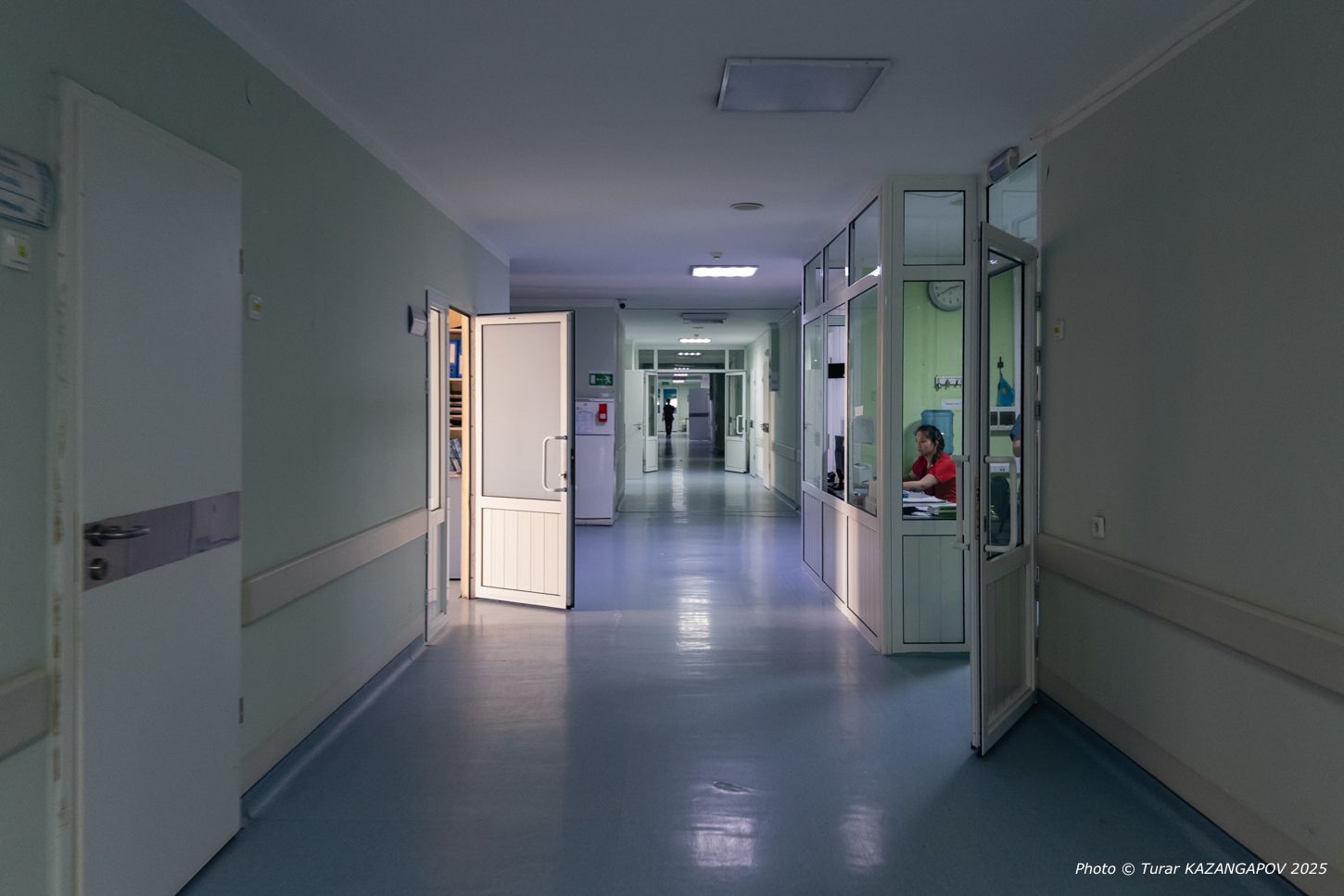 Раненую в школе Атырау ученицу перевели из реанимации