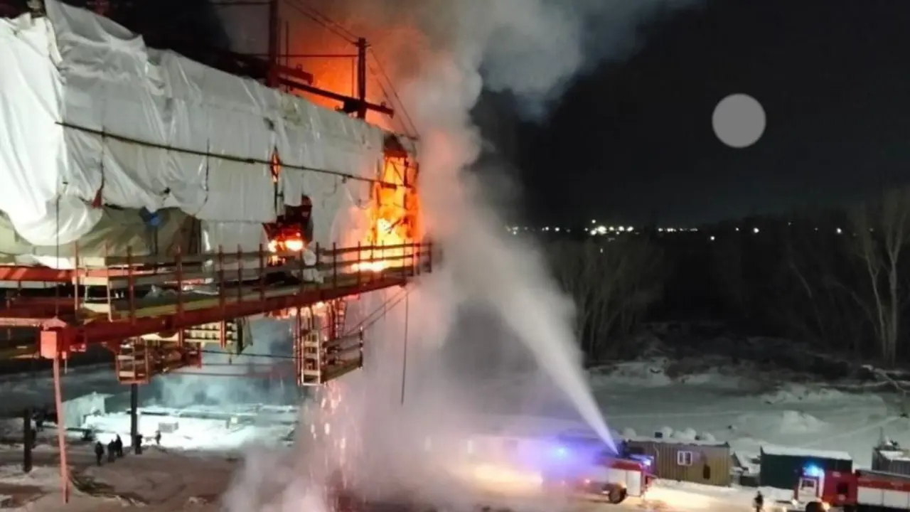 Огонь вспыхнул на строящемся мосту в Павлодарской области